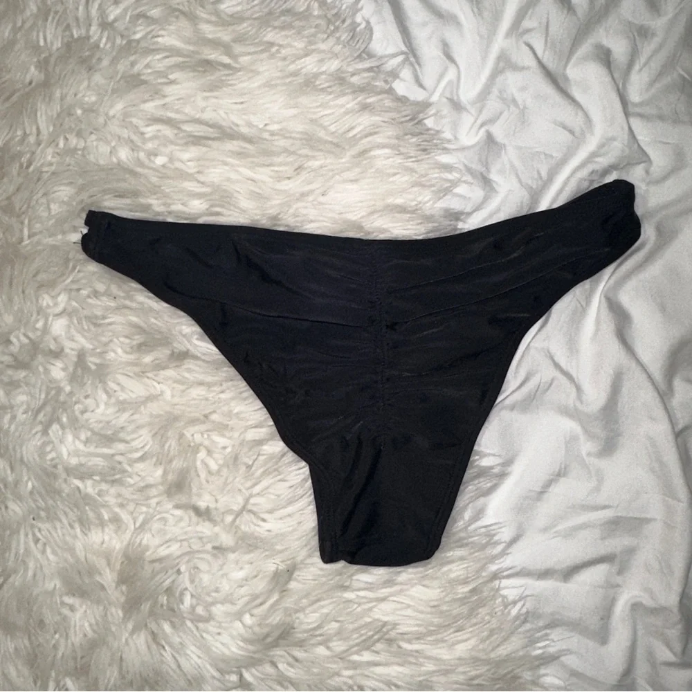 Xhilaration | Strappy Cutout Bikini Bottoms Ruched Back Black Low Mid Rise M